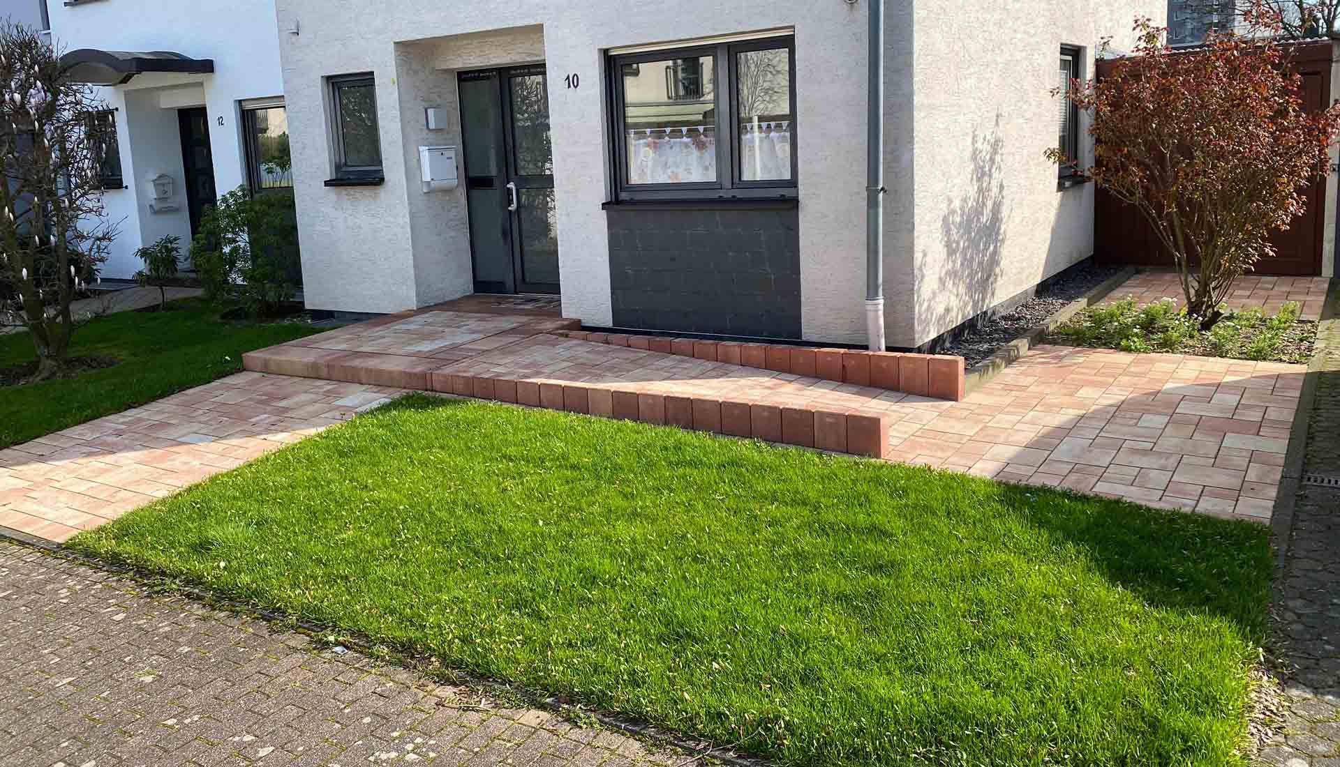 https://gartenbau-kaulen.de/wp-content/uploads/2024/10/hauseingang1_1920_1100.jpg