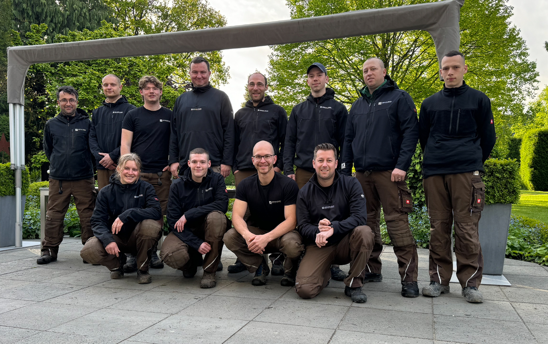 https://gartenbau-kaulen.de/wp-content/uploads/2025/01/team1_1920_1200.jpg