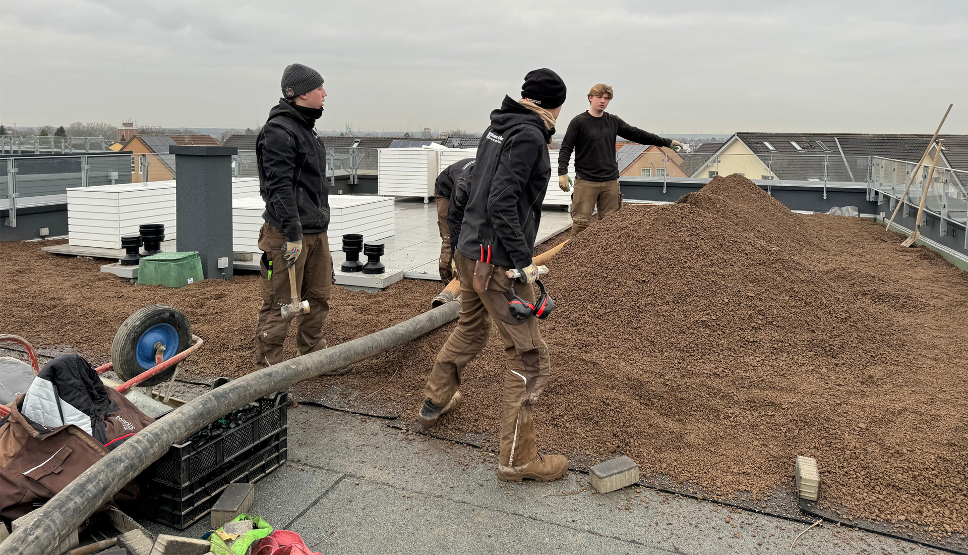https://gartenbau-kaulen.de/wp-content/uploads/2025/02/Dachbegruenung_titel_1920_1100.jpg